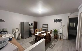 Logement neuf en face de la forêt. Accès cour.